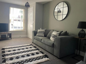 Oak House - 3bed Townhouse with free parking in the town centre by ShortStays4U
